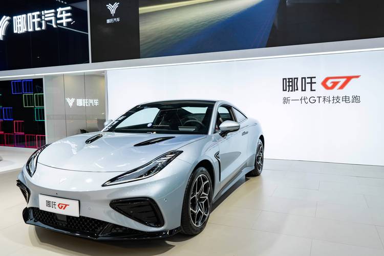 成都82哪吒汽车在智能汽车领域的表现，领途汽车在新能源汽车市场中的影响力